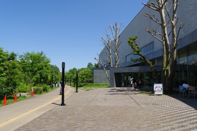 都立多摩図書館があります。