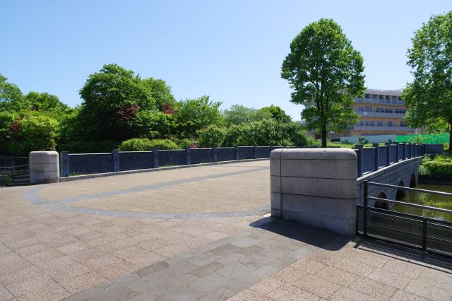 であい橋へ。奥には出会いの広場。