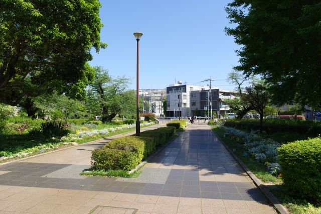 南東の出口への道はお花に囲まれています。