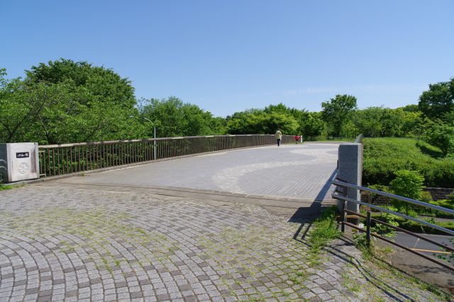 道路を跨ぐふれあい橋を渡ります。