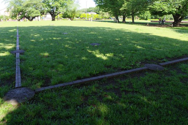 基壇上はかなり広い。礎石や枠がある。