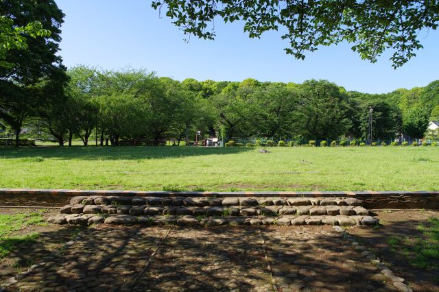 講堂の正面中央の階段前へ。