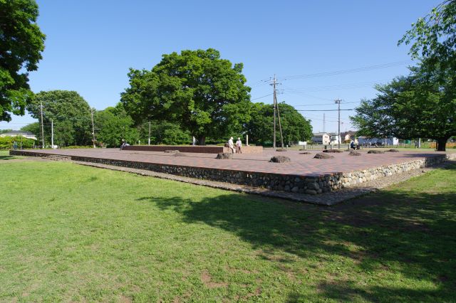 講堂の南側に金堂跡があります。