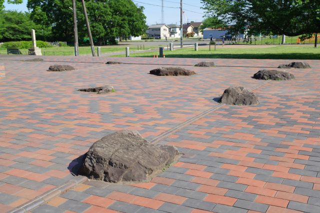 基壇上にある礎石、こちらはレンガのような地面。