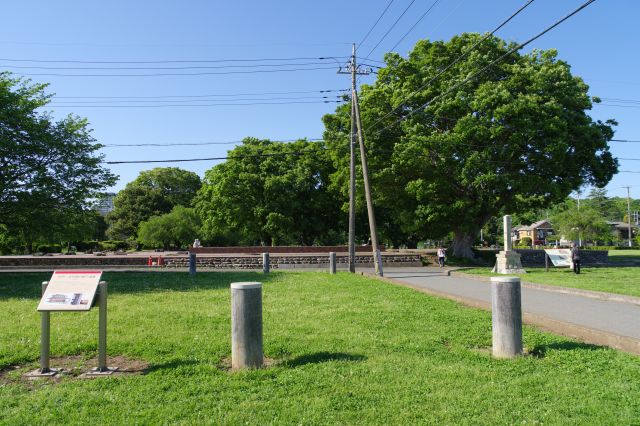 幢竿跡が立っている。