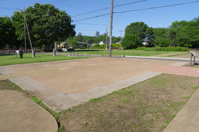 中門跡の区画を斜めから。