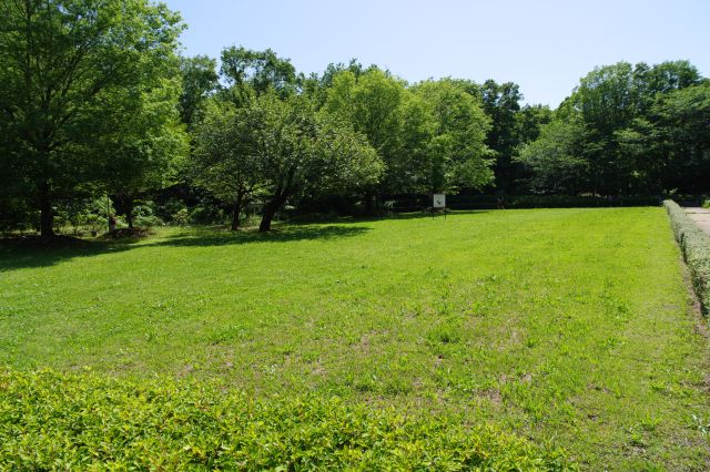 中心から離れた場所で静かに伝える史跡です。