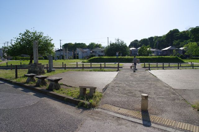 武蔵野線をくぐった住宅街の中にあります。日当たりが良いです。