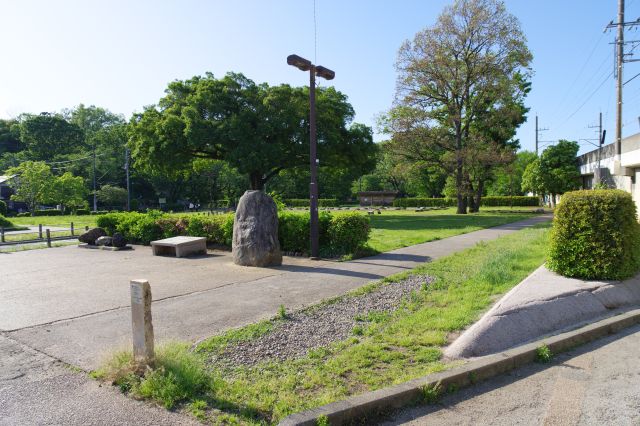 僧寺よりも公園的な雰囲気です。