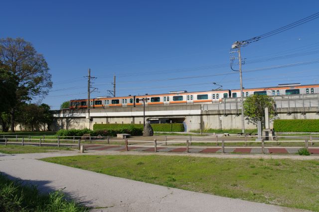 静かですが武蔵野線の走行音で存在感があります。