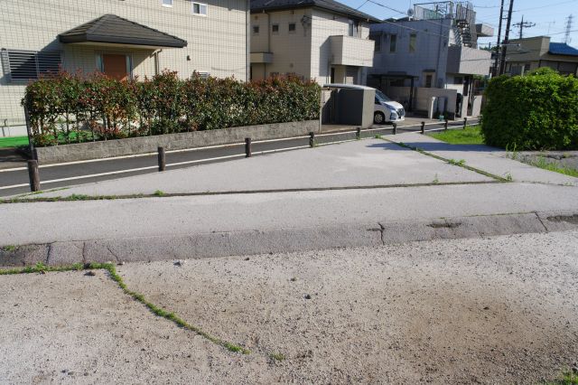 南側の道路に削られている中門跡。