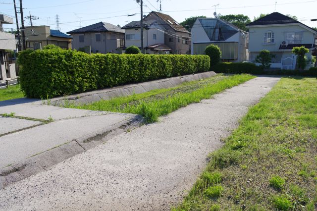 中門横の道。周囲は住宅街。