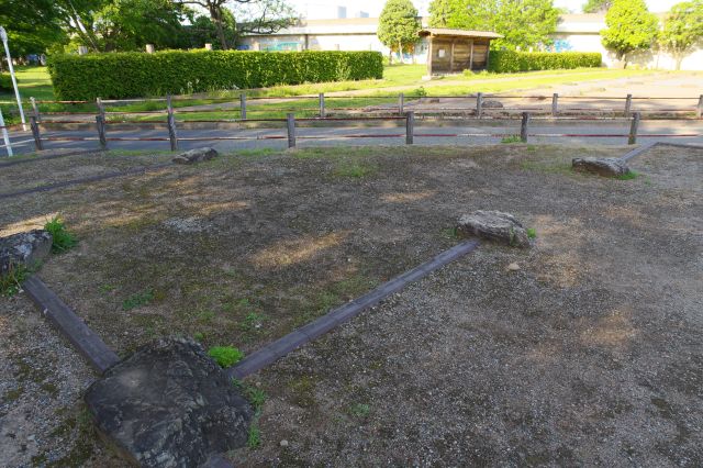 礎石がある尼坊跡。