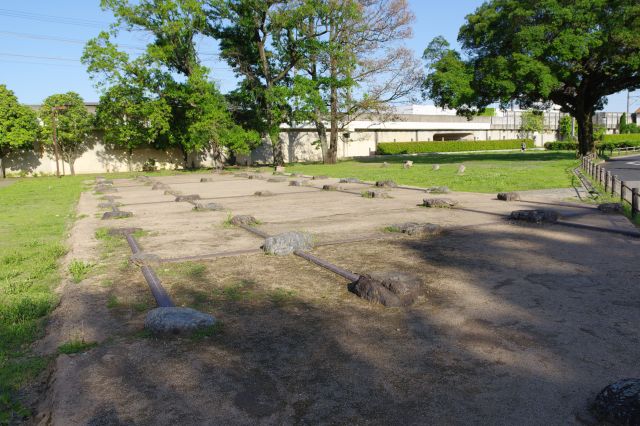 尼坊跡はこちら側の方が広いです。