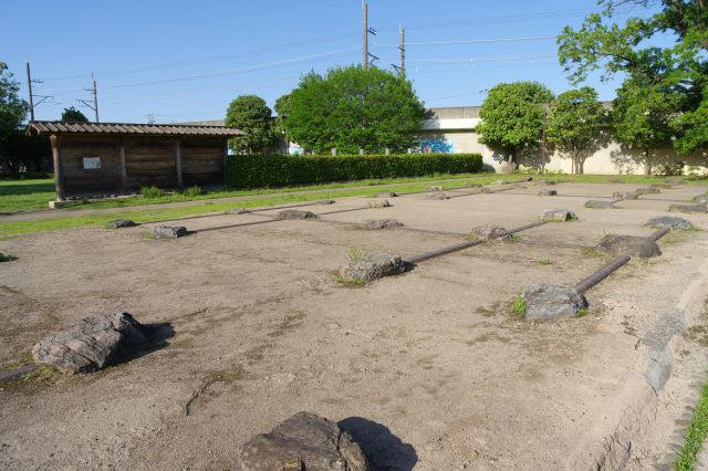 尼坊跡と北側の塀。