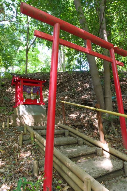 下り階段に分岐すると稲荷社。