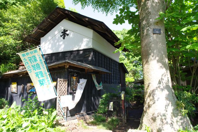 蔵のような直売所も趣があります。