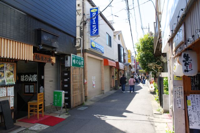 左側には商店が並ぶ小路が続く。