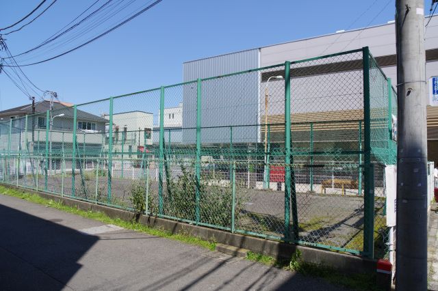 出口正面には謎の空き地の存在感。