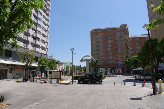 ロータリー前へ。ロータリーやマンションがあり北口よりも栄えています。