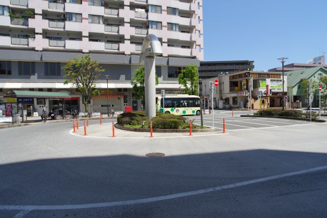 ロータリーの様子、小型のバスがいます。