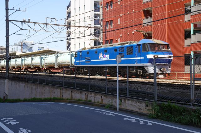 横道に入ると武蔵野線沿いへ、貨物列車が通りました。