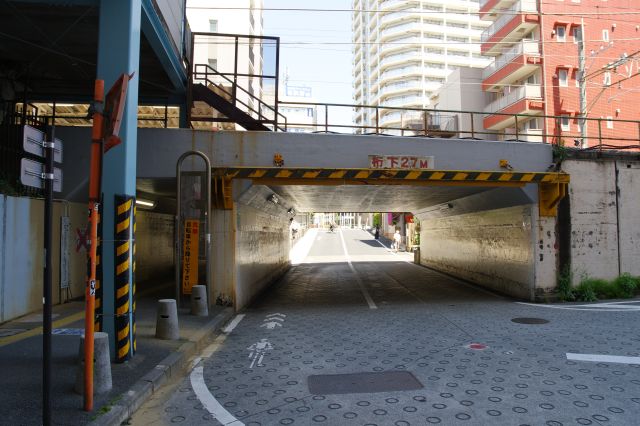 武蔵野線をくぐる通路、天井は低めです。背後にレガの入口も。