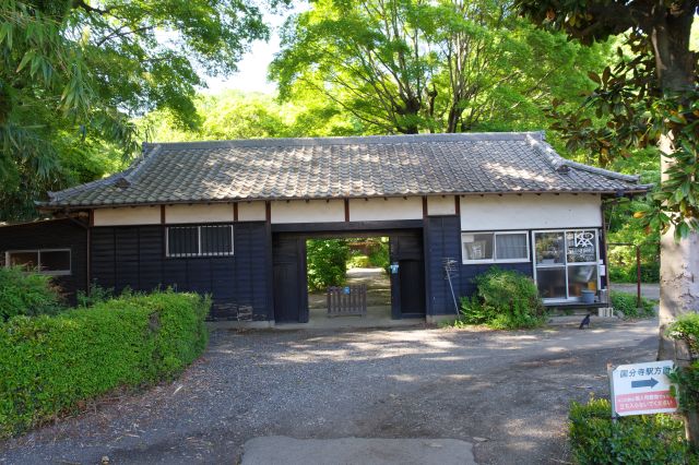 左の区画に見えた建物（調査中）。