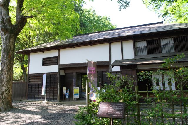 右には旧本田家住宅長屋門。