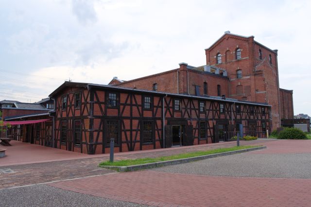 南東側から眺める全景、大きな建物です。