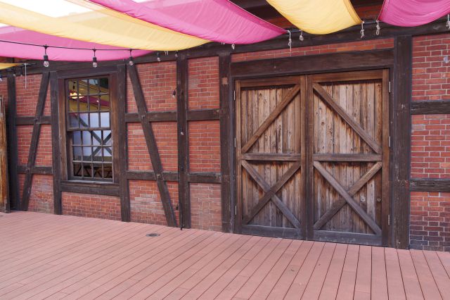 赤レンガや木のドアが趣がある。