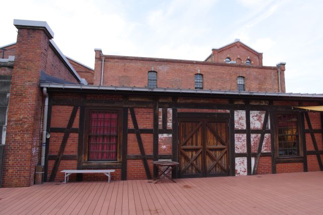 背後には大きな塔のような部分。