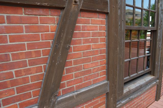 赤レンガや木の柱。