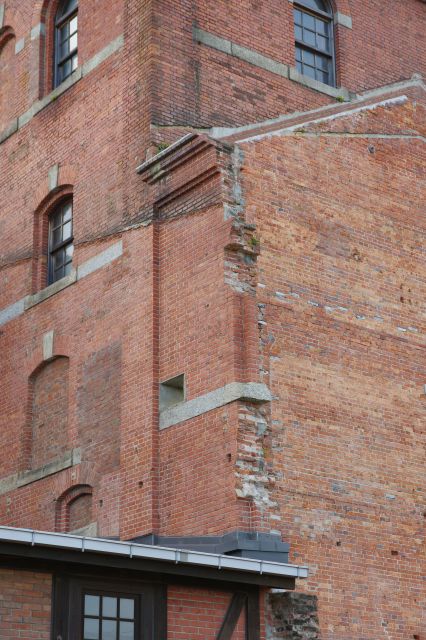 生々しいレンガが欠けた部分。