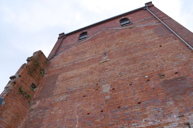 見上げる巨大な壁。