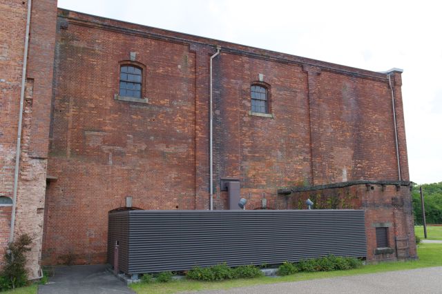 右側、少し黒ずんでいる。