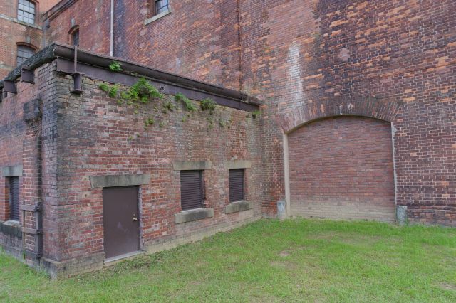 黒ずんで裏側的な印象の部分。