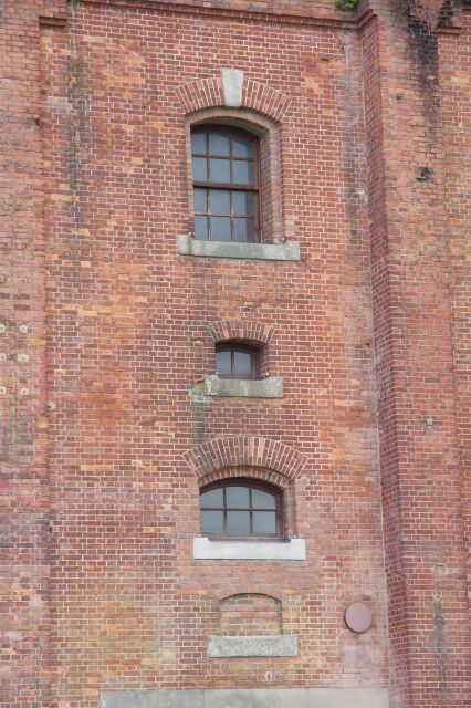 様々な形の窓。