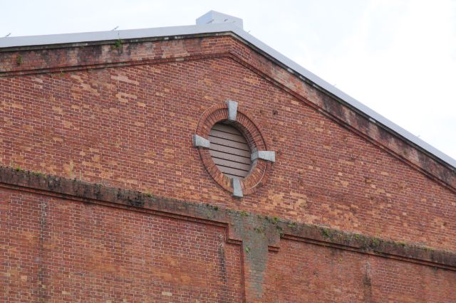 中央上部の丸い構造。