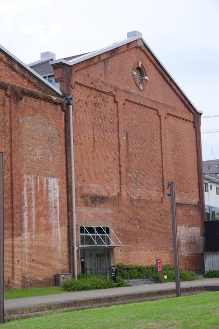 隣の建物は少し細身。