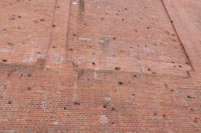 壁には生々しい機銃掃射跡。