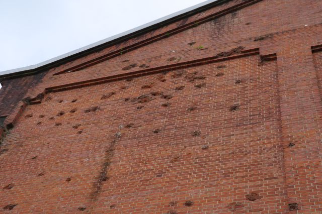 穴は黒ずんでいる。