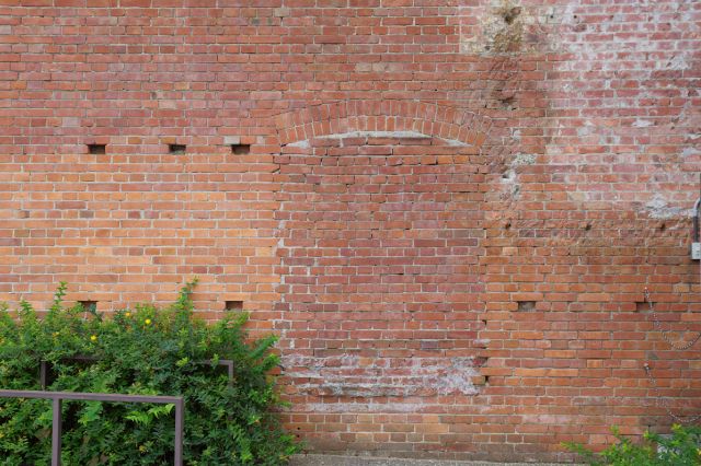 窓か扉を塞いだような跡。