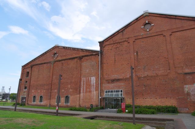 北側から、2つの巨大な壁。