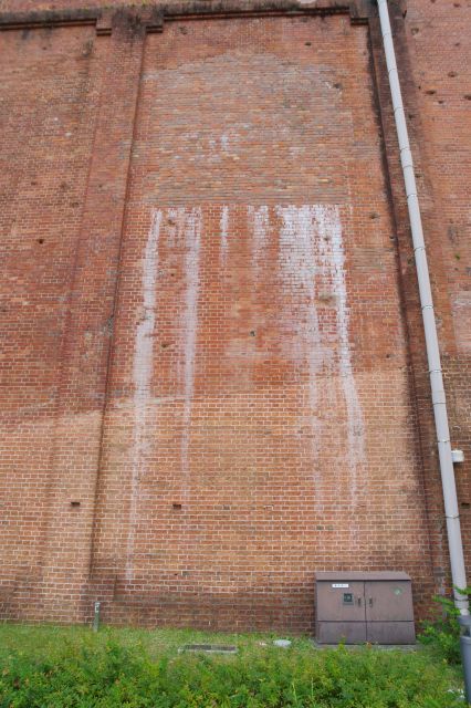 様々な跡が残る。