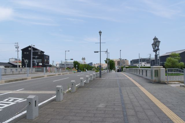 十ヶ川に架かる源兵衛橋、半田運河の中心的な橋です。