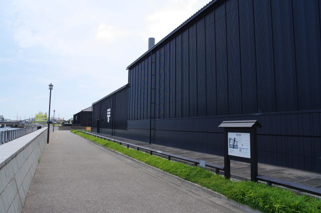 川沿いへ、黒い建物で景観統一されています。