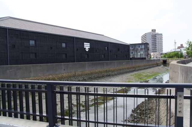 その名も蔵のかけ橋。