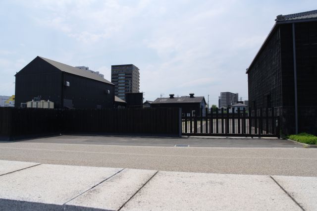 進むと黒い建物群。