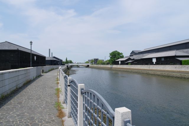 振り返ると運河らしい雰囲気。